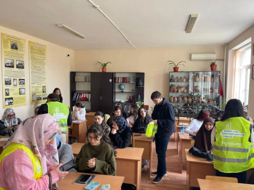 Волонтеры Дербента помогают студентам проголосовать за объекты благоустройства